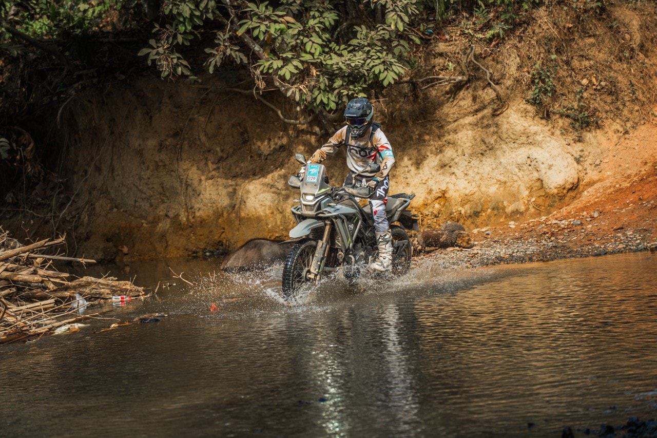 Test a testa #3 - CFMoto 450MT vs Royal Enfield Himalayan 450 +VIDEO+